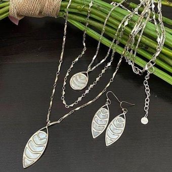 Stella & Dot Mother of Pearl Aurelia Pendant Necklace & Earrings Set - $45  - From Beadsatbp