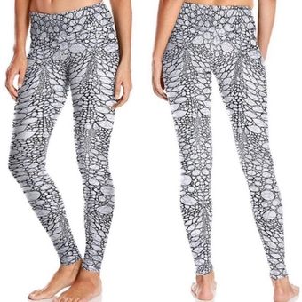 Alo Yoga Airbrush Leggings in Iguana White Size Small - $50 - From Callie