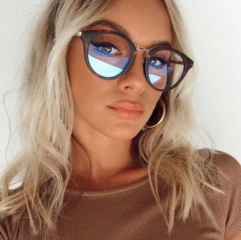 Quay run store around glasses