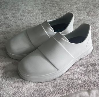 What Size Shoe Does Ciara Wear? Find Out Her Shoe Size!