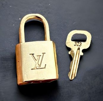 340 Authentic LOUIS VUITTON Lock & Key set Padlock brass