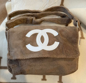 Chanel VIP 2-way leather sling bag  Bags, Leather sling bag, Sling bag