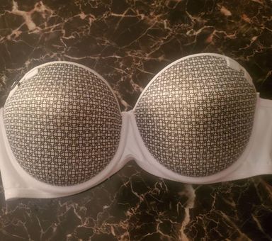 Daisy Fuentes Bra size 34C