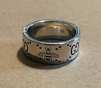 Gucci GG and Bee Engraved Ring