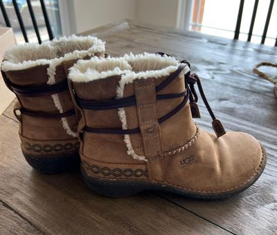 UGG cove Boots Size 7 - $40 - From Savannah