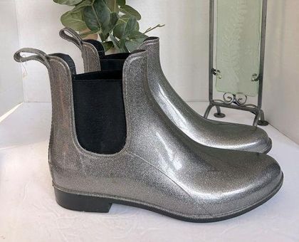 NWOT Storm by Cougar Silver Metallic Chelsea Rain Boots. Size