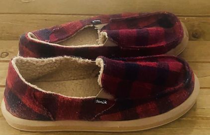 Sanuk Donna ST Chill Indoor Outdoor Slippers Womens Size 11 Black Red  Flannel Multiple - $20 - From Hilda