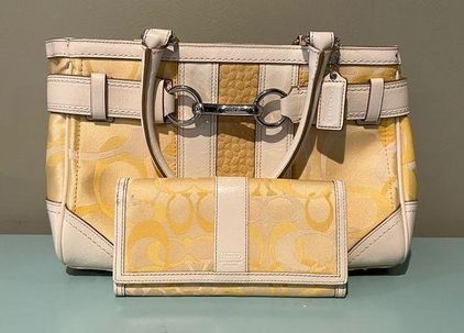 Leather handbag Coach Yellow in Leather - 39918918