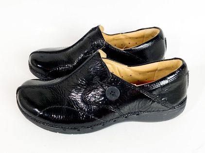 Clarks Unstructured Black Leather Slip-on Shoes Size 7.5 - $50 Off Retail) - From Classy