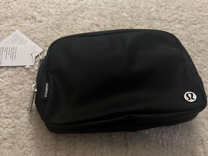 Review: Lululemon Everywhere Belt Bag 1L vs 2L - Elle Blogs