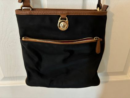 Michael Michael Kors: Black Crossbody Bags / Crossbody Purses now