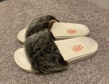 Vans deals fluffy slides