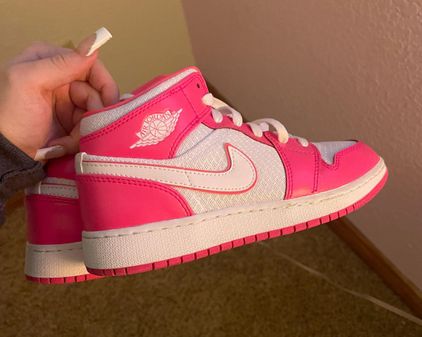 Hot pink jordan on sale 1s