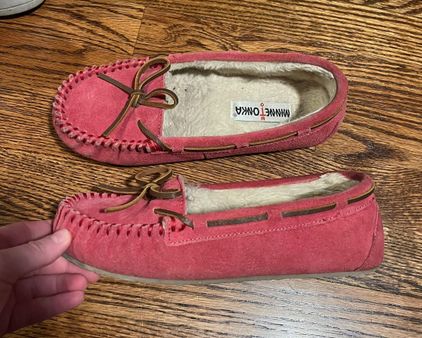 Red on sale minnetonka moccasins