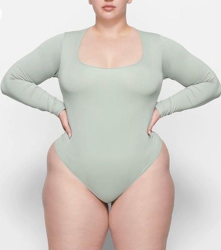 ESSENTIAL LONG SLEEVE SCOOP NECK BODYSUIT