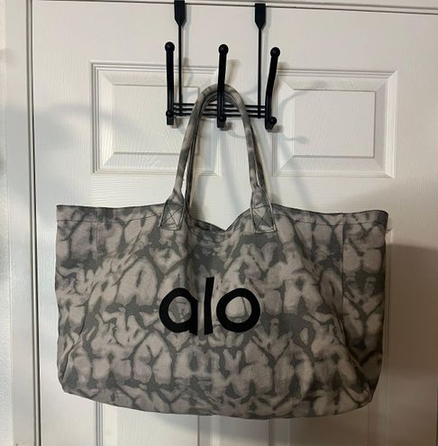 Shopper Tote  Shopper tote, Yoga tote bag, Alo yoga