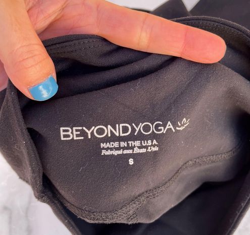 Beyond Yoga wide band stacked Capri leggings size S small Black