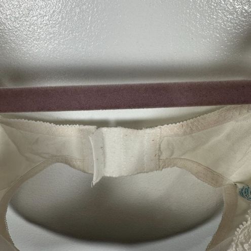 Vassarette Vintage 34D Bra Lace Ivory Underwire Underneath It All 4316  Nylon Size undefined - $26 - From Anne