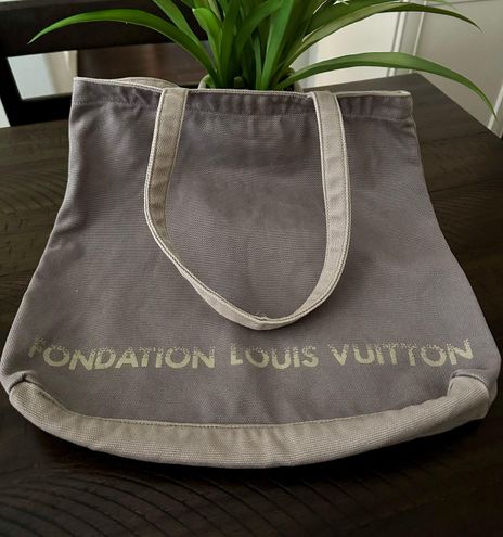 fondation louis vuitton tote bag