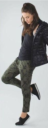 Lululemon Jet Crop Slim Luxtreme Ziggy Snake Fatigue Gator Green Black 6  Joggers