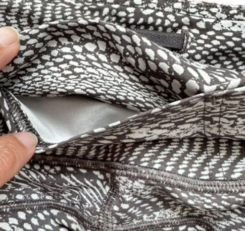 Lululemon GREY SNAKESKIN PRINT SIDE POCKET LEGGINGS- SIZE 4 - $45 - From  Marlyng