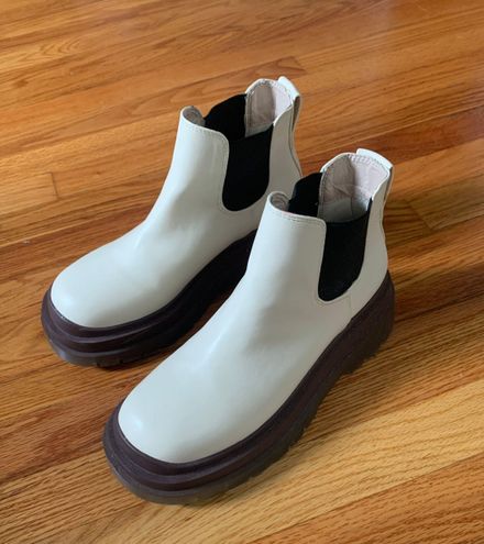 dana short chelsea boot