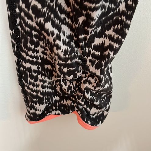 Torrid Active Black & White Abstract Ruched Back Cropped Leggings Size 1X -  $22 - From Amber