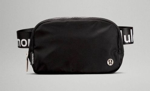 Lululemon Athletica Everywhere Belt Bag, Black, 7.5 x 5 x 2 inches :  : Clothing, Shoes & Accessories