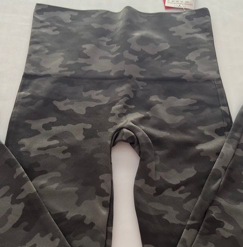 Spanx Lamn Seamless Cropped Leggings in Sage Camo Size: Small