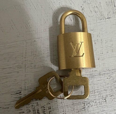 LV locket with key #318, Can be used on bags or