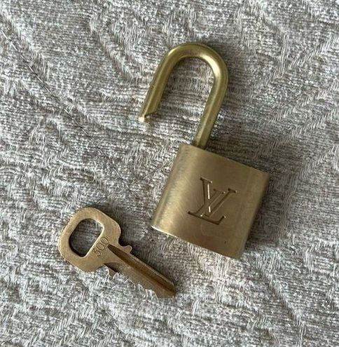 LOUIS VUITTON Brass Lock and Key Set 300943