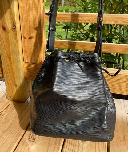 Louis Vuitton Authentic Noe Epi Leather shoulder bucket bag black gold -  $990 (63% Off Retail) - From Viktori