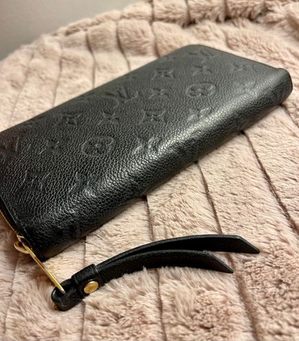 New in! The perfect little black wallet 🖤 Louis Vuitton black