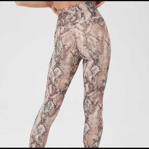 Aerie Offline Real Me Snake Skin Crossover 7/8 Length Leggings (S) – Shop  Thrift On