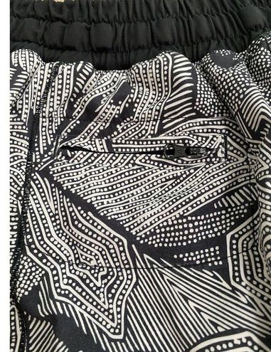 Lululemon Athletica Black White Hotty Hot Shorts Dottie Tribe Size 6 MINT!!  - $39 - From Carey