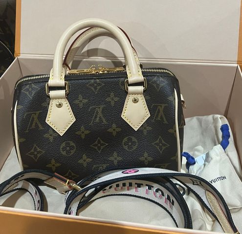 Louis Vuitton Speedy 20 with adjustable strap #lvspeedy20  #louisvuittonspeedy20 #lvspeedy 