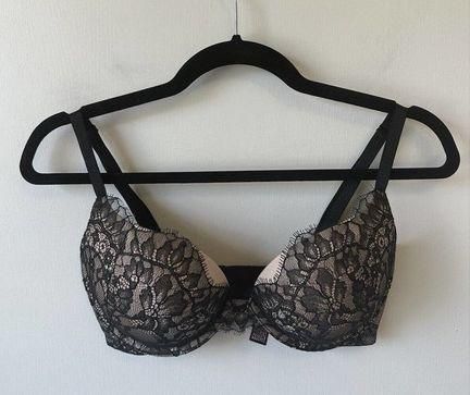 Victoria's Secret Black & Silver Size 32DD Push Up / Pigeonnant