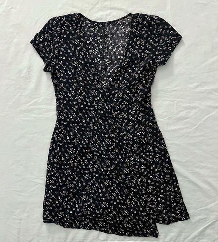 Brandy Melville Robbie Wrap Dress Navy Blue Floral Black Size XS - $31 -  From Sara