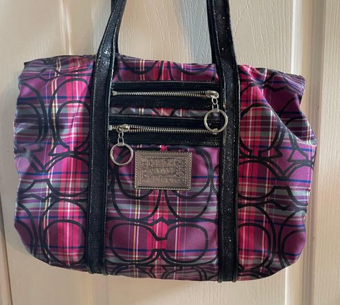 Does anyone have any info on this coach bag? I got it from a thrift store  and wanna know if it's worth anything but i can't find it anywhere online.  the front