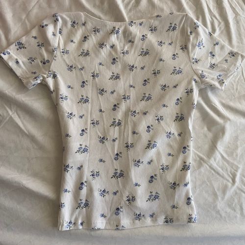 Hollister White Floral Baby Tee Size XS - $9 - From Heidi