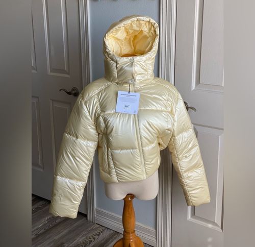 Alo Yoga Pearlized Pristine Crop Puffer Jacket Tan Size M - $375