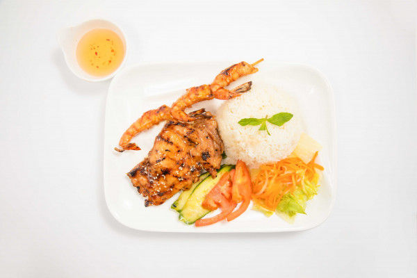 R8. COM GA TOM NUONG / 烤鸡、虾饭