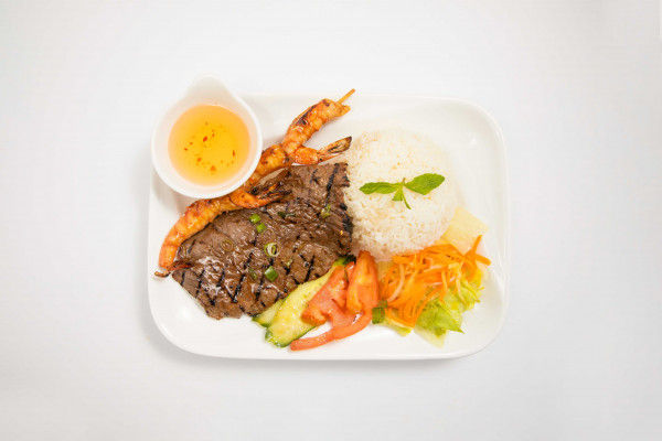 R9. COM BO TOM NUONG / 烤牛、虾饭