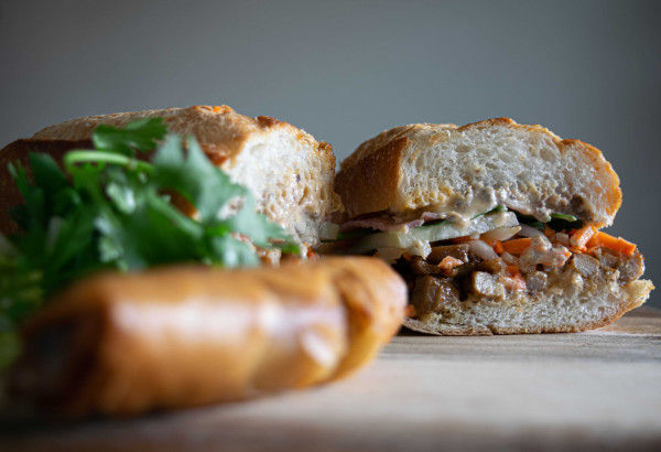 B3. BANH MI HEO NUONG / 烤猪
