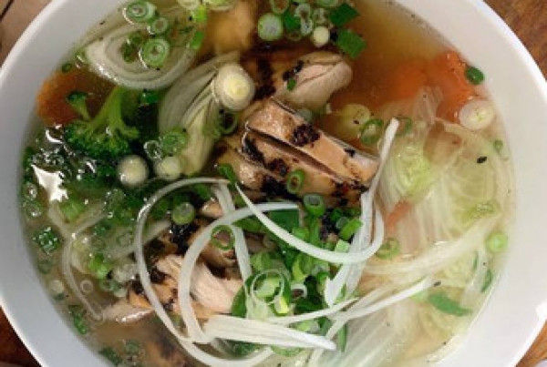 P9: PHỞ GÀ NƯỚNG + RAU - Soupe tonkinoise au poulet grillé et légume