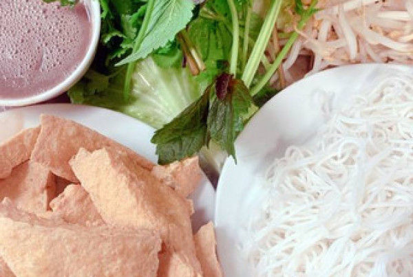 S10: BÚN ĐẬU PHỤ MẮM TÔM - Tofu frit servi avec une sauce de crevettes