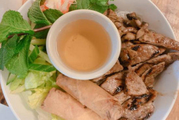 G12: BÚN THỊT NƯỚNG CHẢ GIÒ - Vermicelle au porc grillé avec rouleau impérial