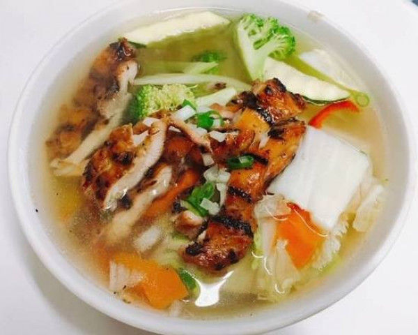 P4. Soupe Tonkinoise au Poulet Grillé / Grilled Chicken Tonkinese Soup