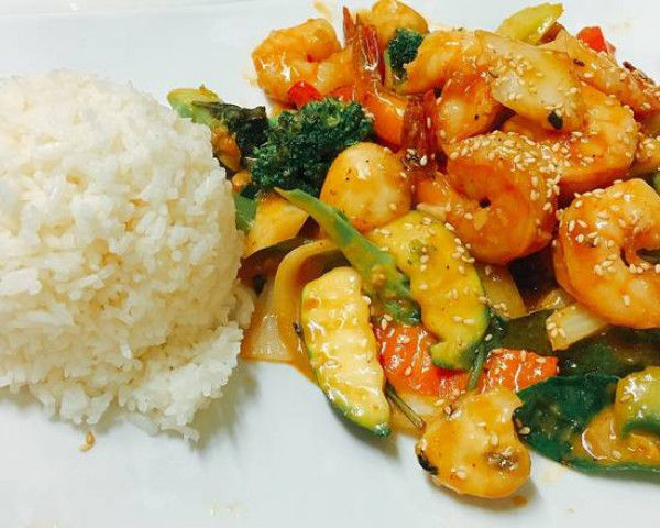 Crevettes sautés aux cari rouge avec lait de coco et basilic frais / Curry Shrimp with Coconut Milk and Fresh Basil