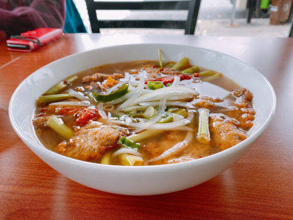 S6: BÚN CHẢ CÁ NƯỚC - Soupe aux galettes de poisson frit